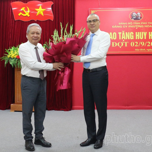 Bí thư Tỉnh ủy Phú Thọ trao Huy hiệu Đảng tại phường Hòa Bình