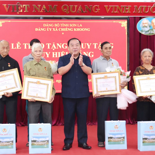 Chiềng Khoong - Sơn La: Trao tặng Huy hiệu Đảng cho 28 đảng viên