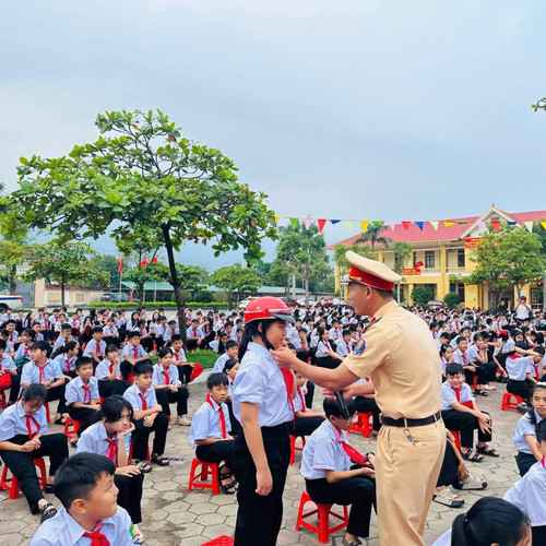 Trường THCS Hoành Sơn tuyên truyền pháp luật về an toàn giao thông và phòng, chống ma túy