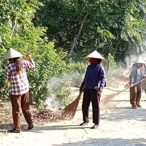 Phụ nữ thôn Thạch Hải chung tay làm đẹp quê hương