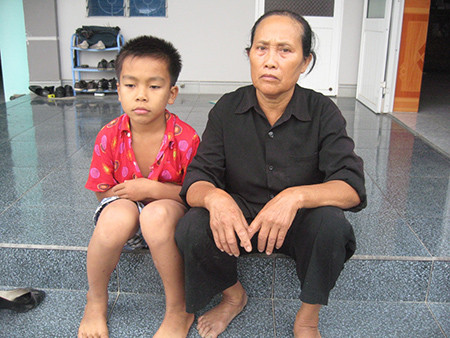 Bà kể chuyện cháu nội bị cha ruột hành hạ dã man