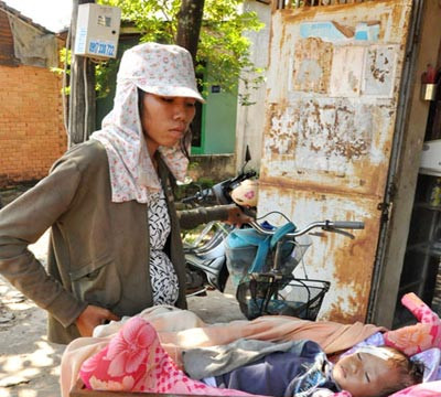 Bé 19 tháng tuổi bị mẹ ngược đãi