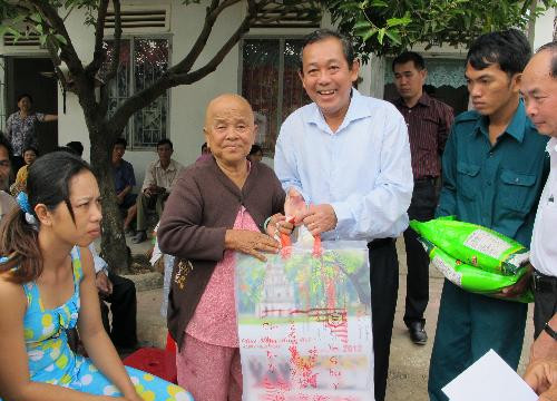 Chánh án TANDTC tặng quà Tết cho người nghèo Tp.Hồ Chí Minh