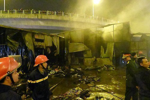 Cháy lớn tại một kho hàng dưới chân cầu Vĩnh Tuy