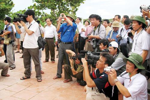 Hoàn thiện cơ chế cung cấp thông tin và bảo vệ nhà báo