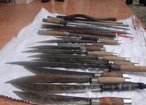 Khởi tố 13 đối tượng băng nhóm Mười Thu