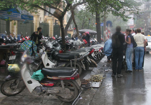 Lập lại an toàn giao thông ở Hà Nội: Tránh kiểu "đánh trống bỏ dùi"