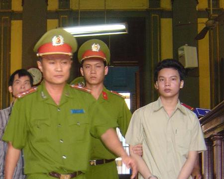 Nước mắt của người chồng lỡ “nuôi ong tay áo”