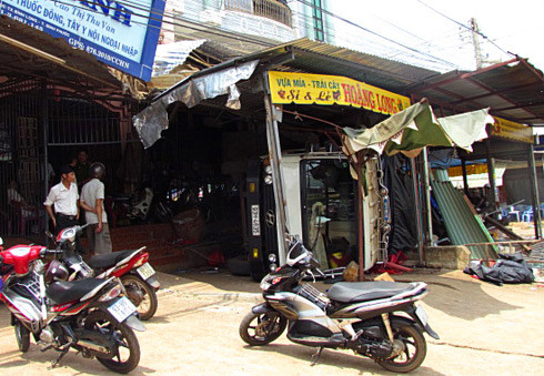 Ô tô kẹt phanh đâm vào nhà dân