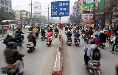 Phân làn phương tiện ở Hà Nội - Khó cũng phải làm