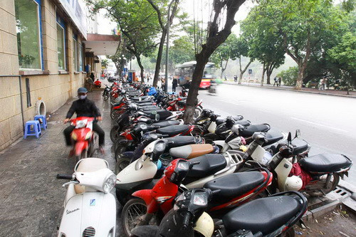 Sắp hết thời kinh doanh điểm trông giữ xe vỉa hè "siêu lợi nhuận" ?