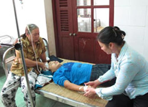 Sập lan can trường, 4 học sinh bị thương