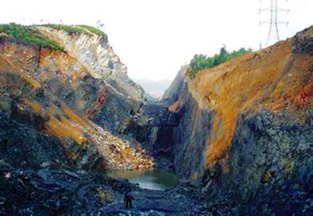 Sụt đất bất thường do khai thác than trái phép tại Quảng Ninh