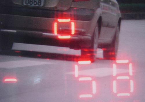 Taxi “điên” hất văng nhiều chiến sĩ CSGT