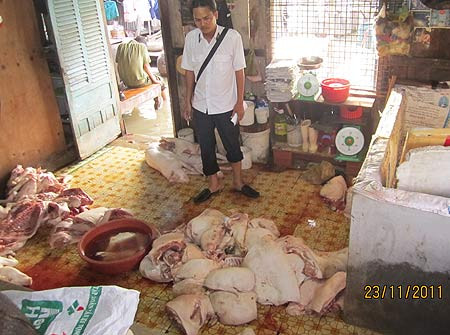 Thịt bốc mùi thối vẫn có giấy kiểm dịch