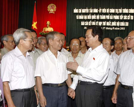 Thủ tướng Nguyễn Tấn Dũng tiếp xúc cử tri Hải Phòng