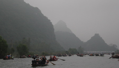 Tưng bừng khai hội chùa Hương