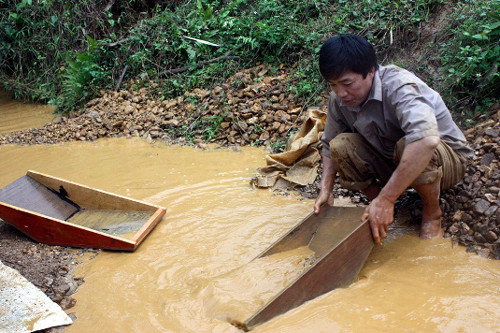 Văn Bàn lại "nóng" nạn khai thác vàng trái phép