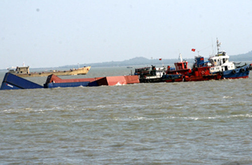 Vũng Tàu: Tàu container bị chìm gần Bãi Trước