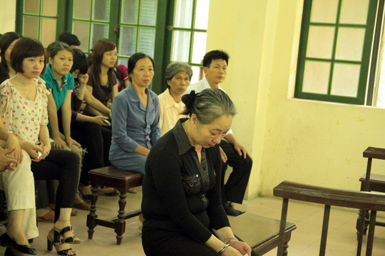 Chủ nhà đánh đập, bắt ôsin ăn phân lĩnh 18 tháng tù