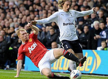 Sir Alex bỏ Hazard chọn Modric?