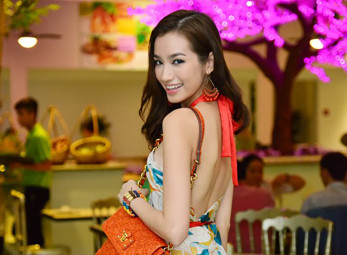 Trúc Diễm "chơi trội" diện cả váy lẫn quần
