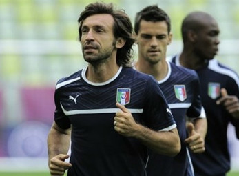 Pirlo đối đầu Modric: Kinh nghiệm đọ sức trẻ