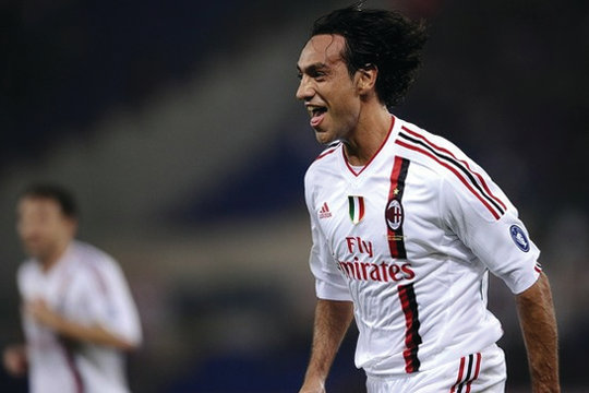 Nesta tái ký hợp đồng với Milan?