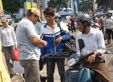 Kết thúc môn thi cuối, phụ huynh và thí sinh "rồng rắn" về quê