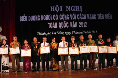 Vinh danh gần 400 người có công tiêu biểu