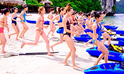 Thí sinh Next Top Model mặc bikini, tranh tài môn chèo thuyền