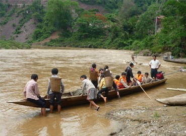 Nghệ An: Thương lắm những học sinh vượt sông đến trường