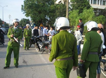 Xe máy tông vào xe đạp, hai người bị thương nặng