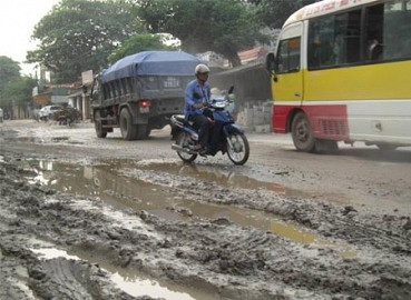 Đường sá "oằn mình" vì xe quá khổ, quá tải