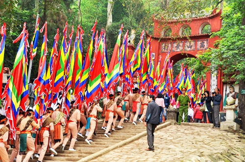 Niềm tự hào dân tộc qua câu đối Đền Hùng