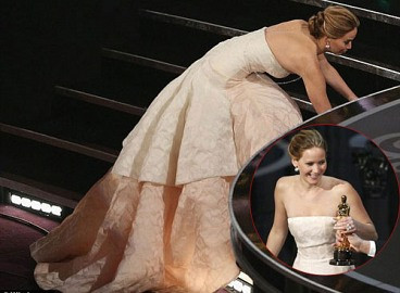Ngượng chín mặt: Mỹ nhân 9X "vồ ếch" khi lên nhận giải Oscar