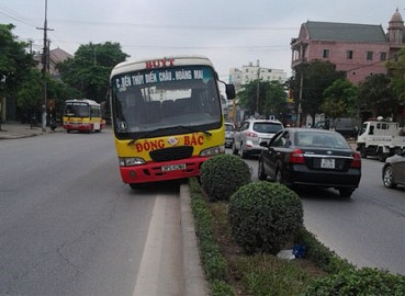 Xe buýt chạy ẩu leo giải phân cách
