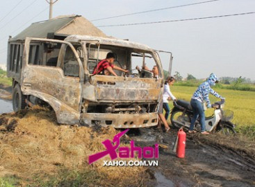 Đốt rơm rạ... đốt luôn cả xe ô tô