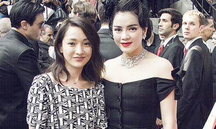 Lý Nhã Kỳ diện đầm Dior bạc tỷ làm "lu mờ" Châu Tấn tại Paris
