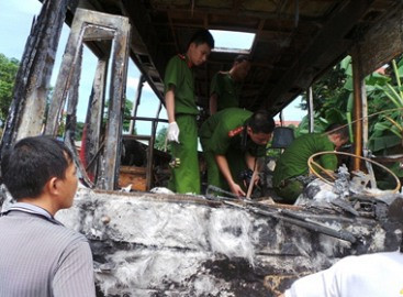 Thanh Hóa: Xe khách bốc cháy ngùn ngụt