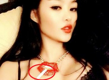 Julia Hồ để thuốc lá vào dây chuyền tạo dáng khiêu gợi