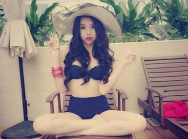 Trà Ngọc Hằng "hành nghề bikini ngày nắng đẹp"