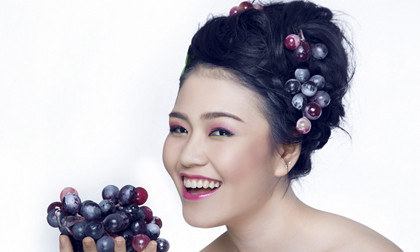 "Bản sao" hoa hậu Thùy Dung bán nude cùng trái cây