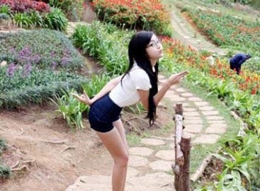 Elly Trần cong vòng 3, tạo dáng nhí nhảnh tại Đà Lạt