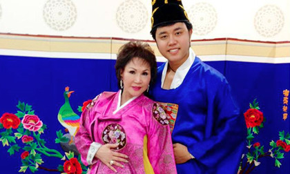 Vũ Hoàng Việt và bồ già đẹp đôi với trang phục hanbok Hàn Quốc
