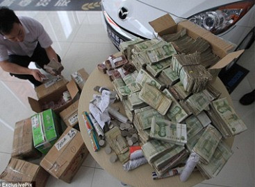 Mua ô tô 600 triệu trả bằng 10 thùng carton… tiền lẻ