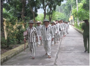 Người quản giáo già và chuyến công tác để đời