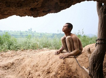 Con tâm thần bị cha xích trong hang động như thời tiền sử
