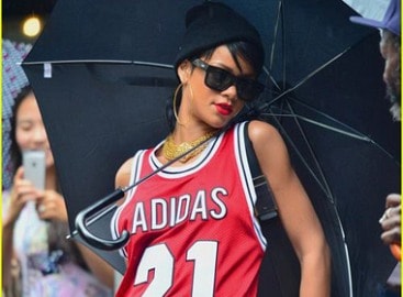 Rihanna đeo cả tá trang sức trên người