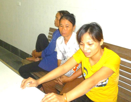 Người nhà bao vây bệnh viện, mang xác thai phụ đặt trước sảnh